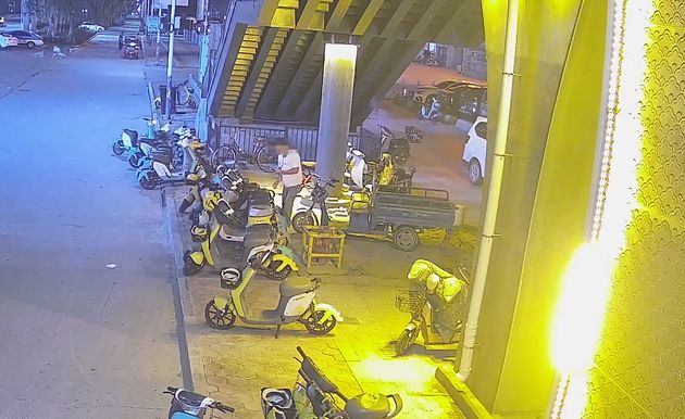 车上出现大量涉黄涉诈广告“”、“深夜福利”共享单(图2)